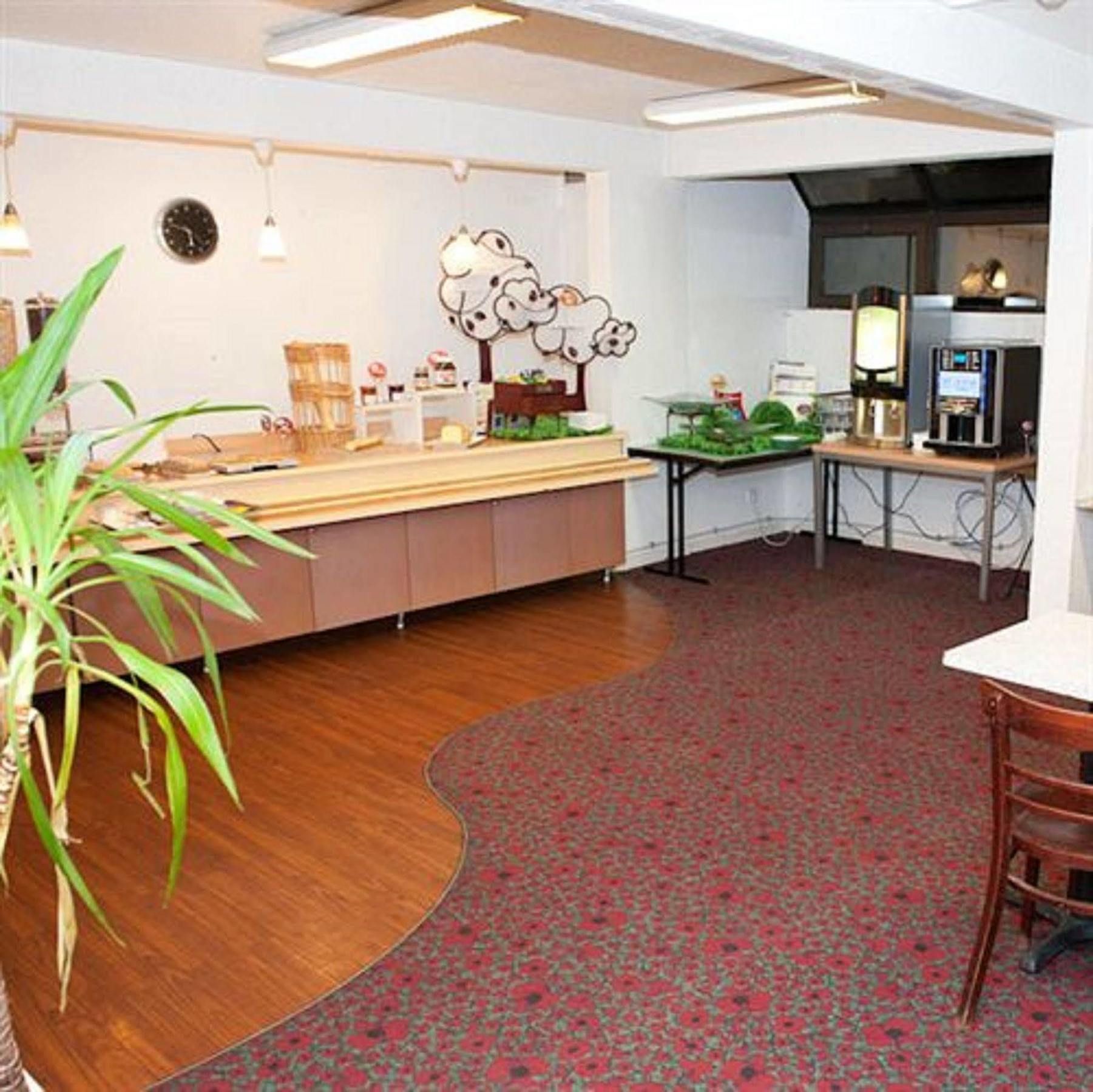 Egg Hotel Gonesse Eksteriør billede