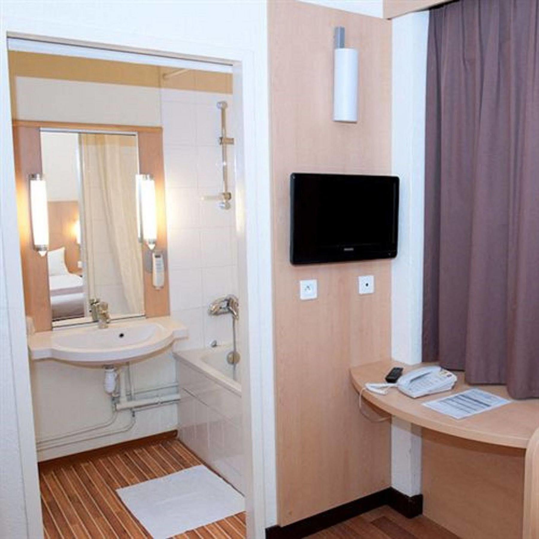Egg Hotel Gonesse Eksteriør billede